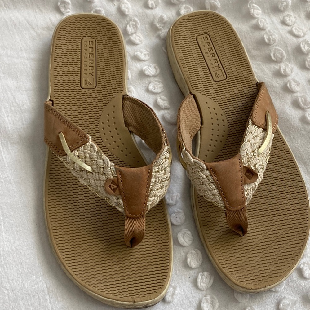 Sperry Women’s gold & tan weaved sandals Size 8M
